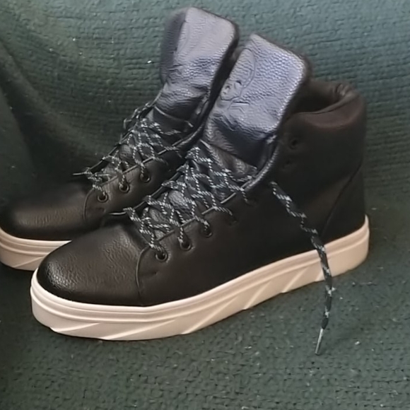 Shoes - Picture 2 of 4